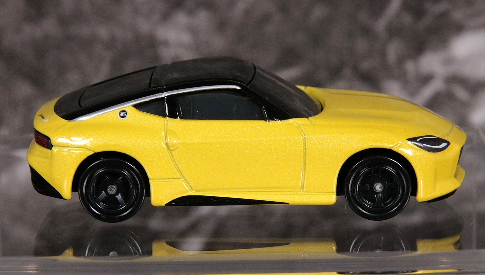 サイド。ドアの開閉アクションはないが、ドアはスジ彫りで表現されている