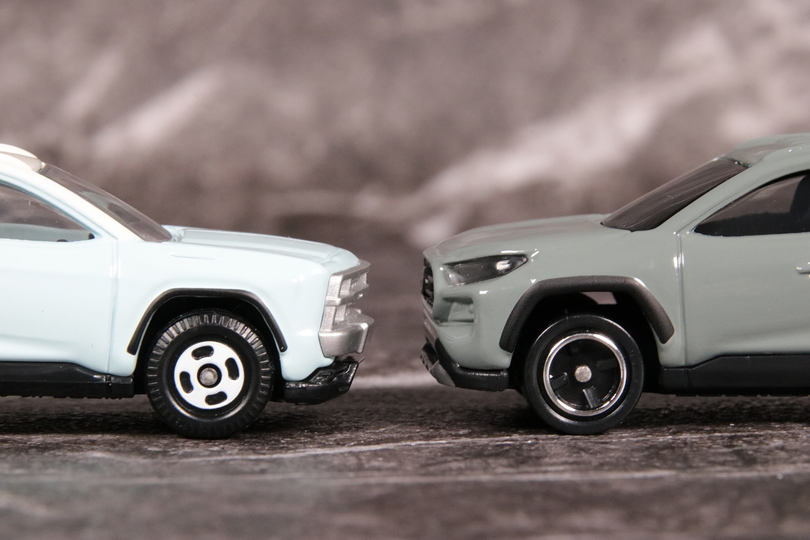トミカではそれぞれ違うタイヤを装着。ホイールアーチの形状に面影が……