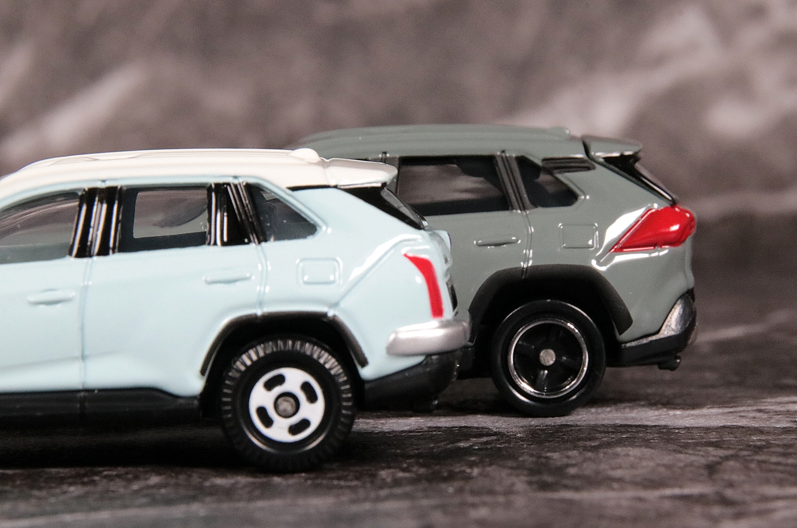 サイドから見ると、ベース車の印象が残っているように見える