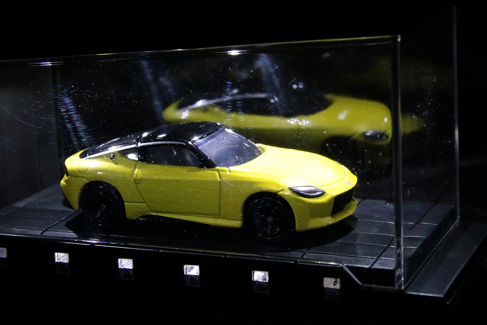 ケースに映る車体と相まって、新型フェアレディZのカッコよさがより際立つ