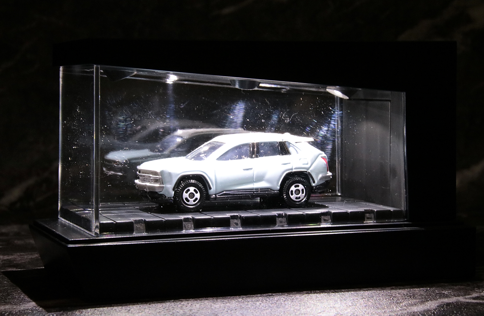 「No.21 光岡 バディ」をディスプレイ。光量は2段階から選べるが、100％だとボディからの照り返しが強い