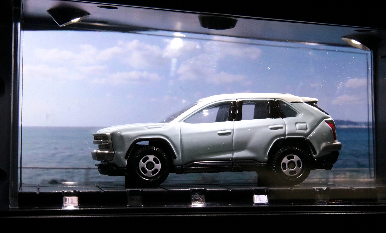 アプリ内には海岸線の走行シーンも収録されているので「光岡 バディ」にぴったりだ