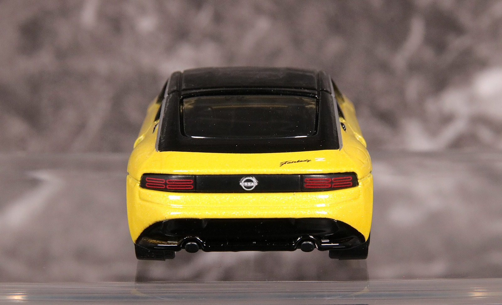 リア。ロゴやエンブレム、テールランプをタンポ印刷で再現