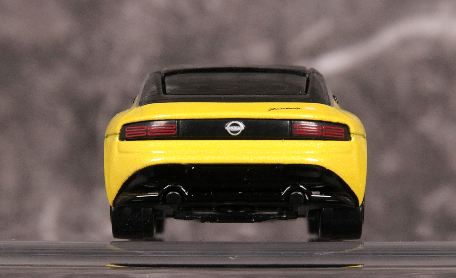 リア。ロゴやエンブレム、テールランプをタンポ印刷で再現