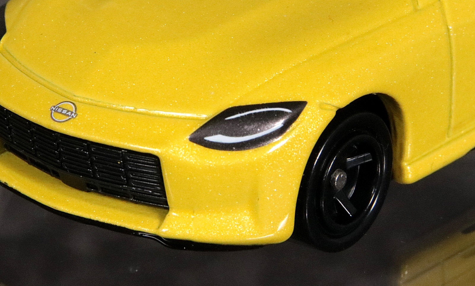 240ZG（S30型）を彷彿とさせる2つの半円がイメージされたヘッドライト。クリアパーツではなく塗装＆印刷で表現