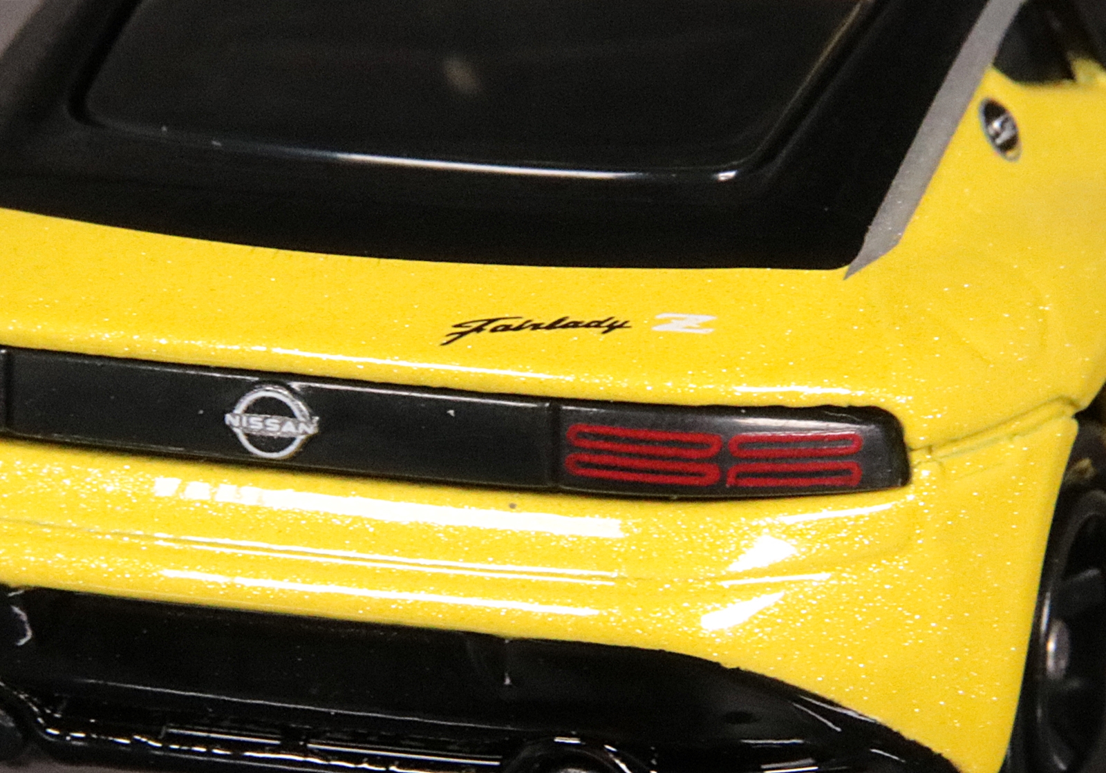 リアにある「フェアレディZ」のエンブレムはタンポ印刷で再現。細かいがはっきり読める