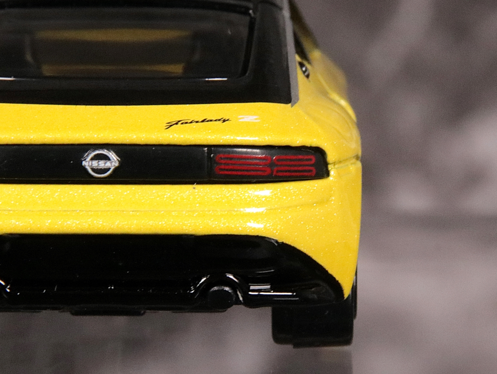 初代S30型や4代目Z32型からインスピレーションを得たというテールランプ、「NISSAN」のエンブレムは印刷で再現