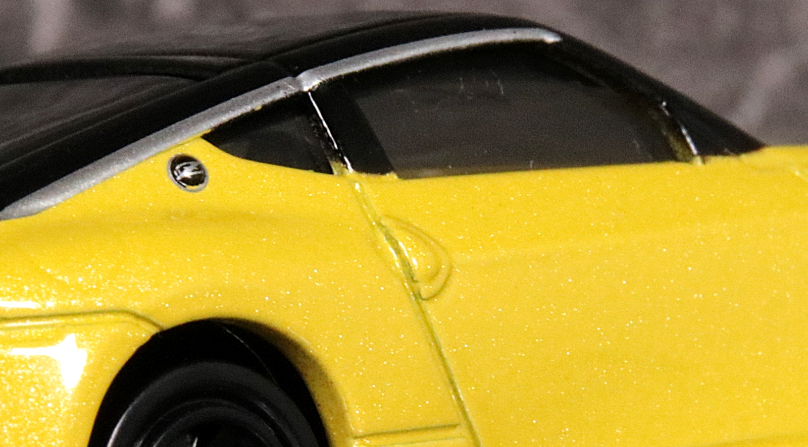 ドアハンドルは造形によって表現されている