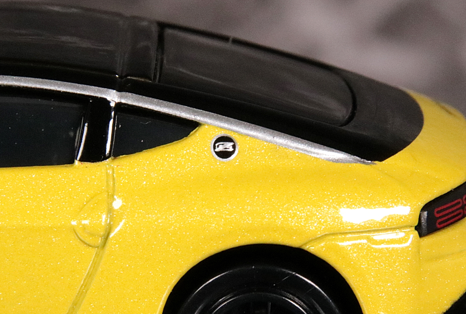 かなり小さいが、サイドにある「フェアレディZ」のバッジ。ルーフラインを描くシルバーのアクセントも再現