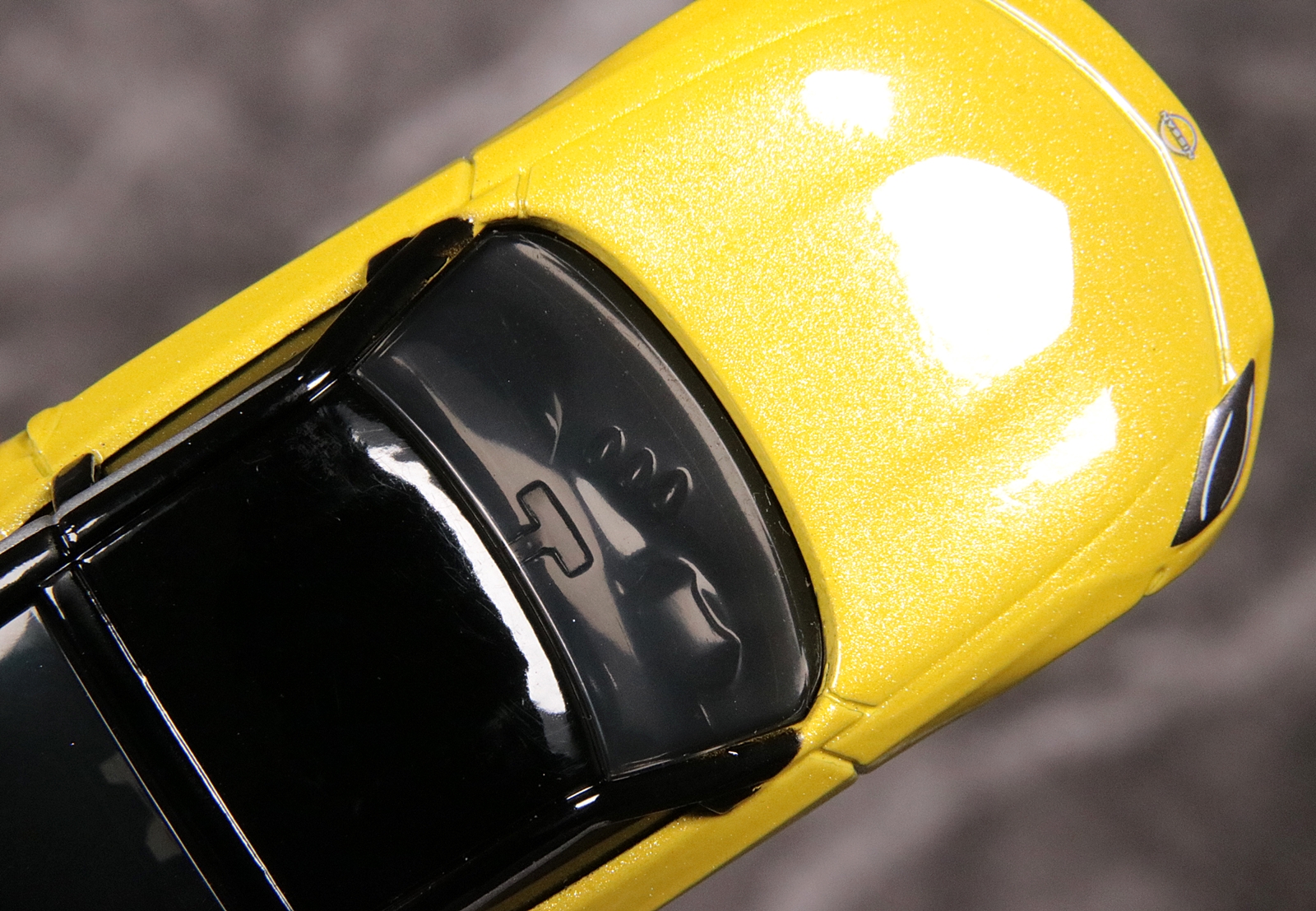 ダッシュボードには「Z」伝統の3連メーターも造形されている