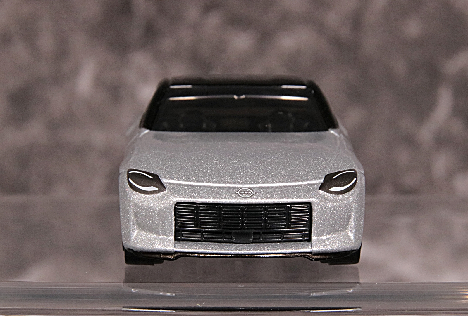 フロント。ボディカラーの影響でエンブレムはあまり目立たない