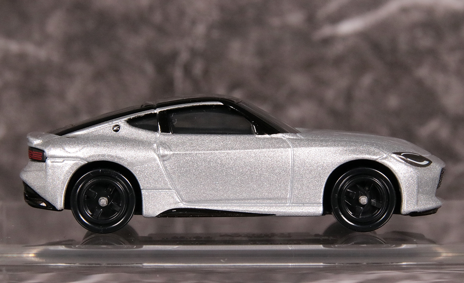 サイド。ドア中央からフロントへと延びるキャラクターラインがはっきり見える