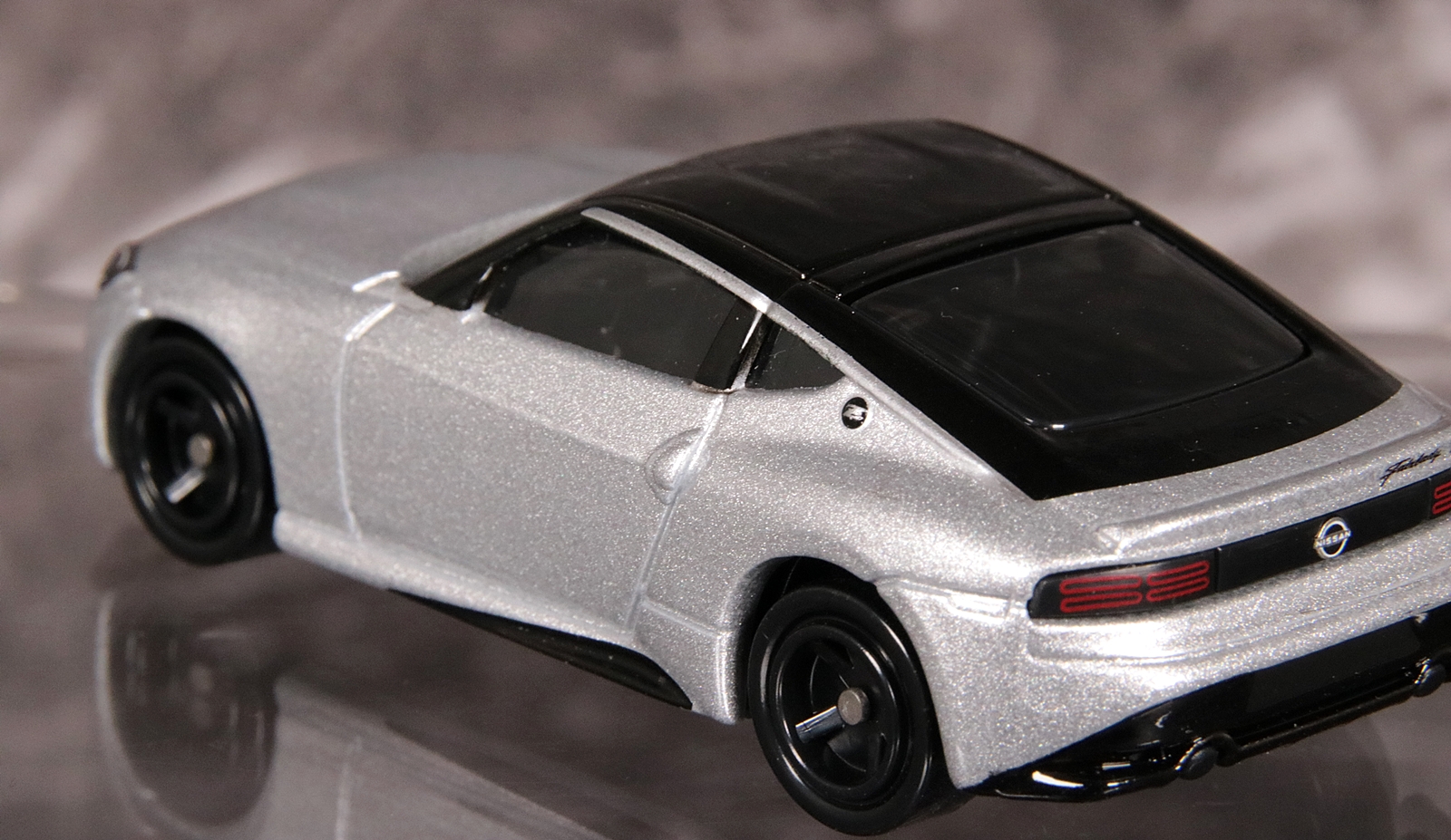 ドア下のサイドステップは塗装で表現