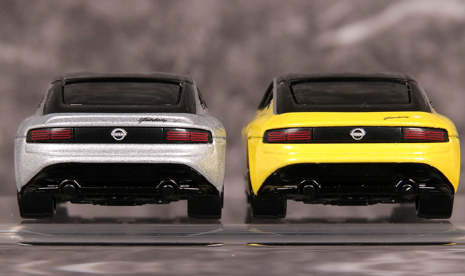 左が通常仕様、右が初回特別仕様。「フェアレディZ」のエンブレムの位置が異なる