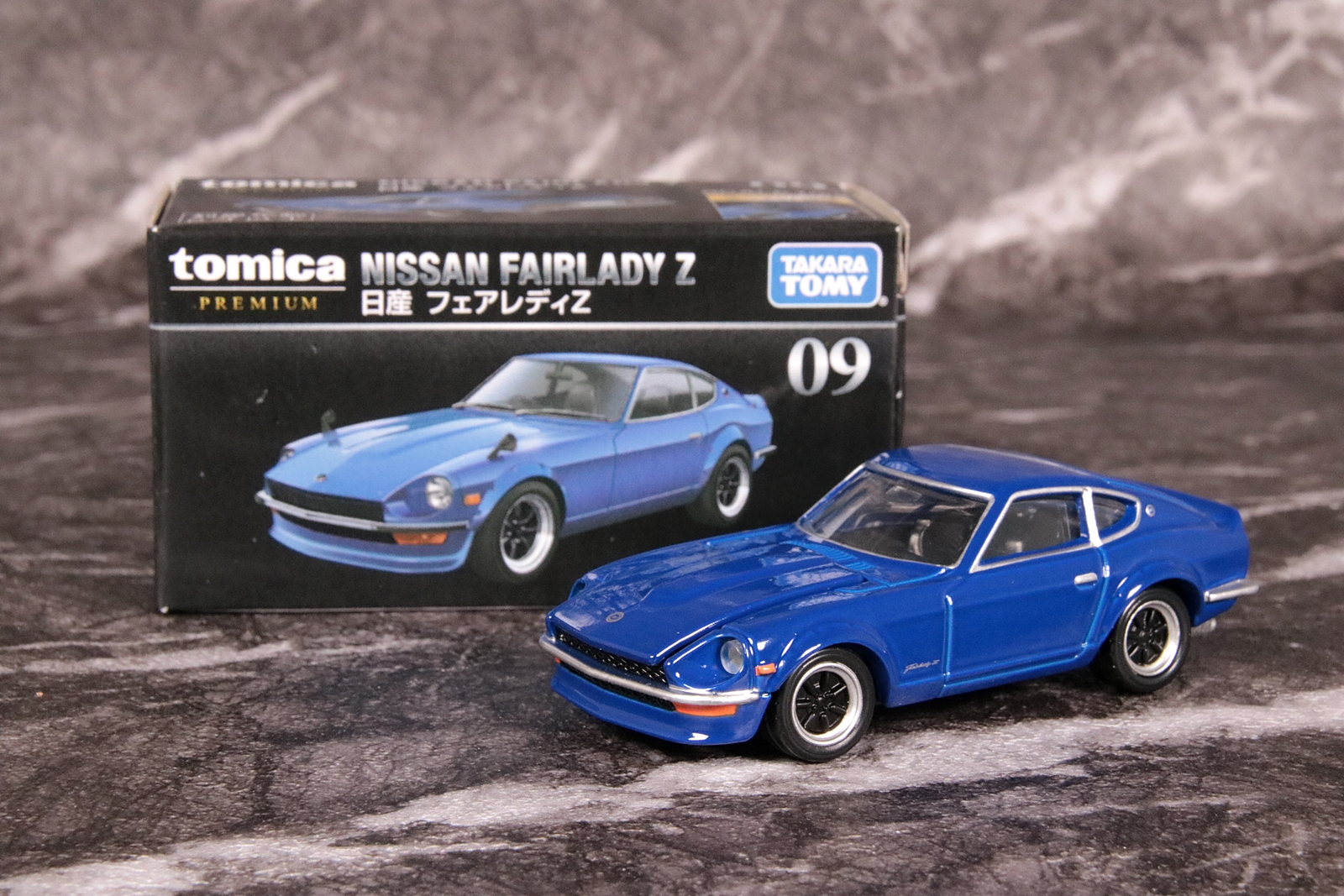 トミカプレミアム「09 日産 フェアレディZ」。あの“悪魔のZ”を彷彿とさせるが、このモデルは初代S30型だ
