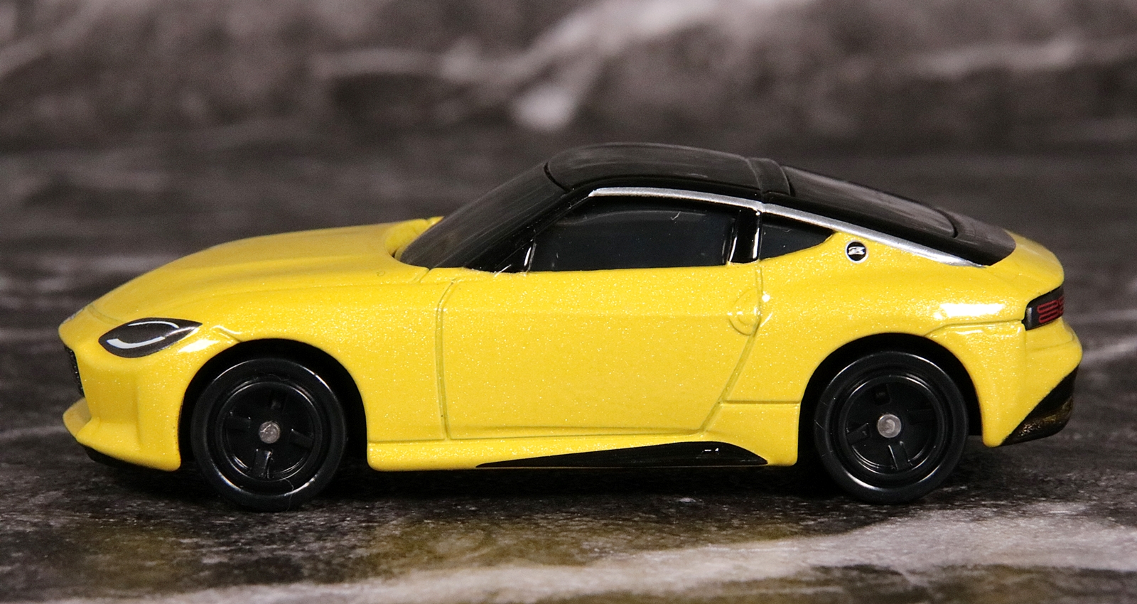 S30型がもつ特徴的なサイドシルエットが表現されているのが、トミカでも確認できる