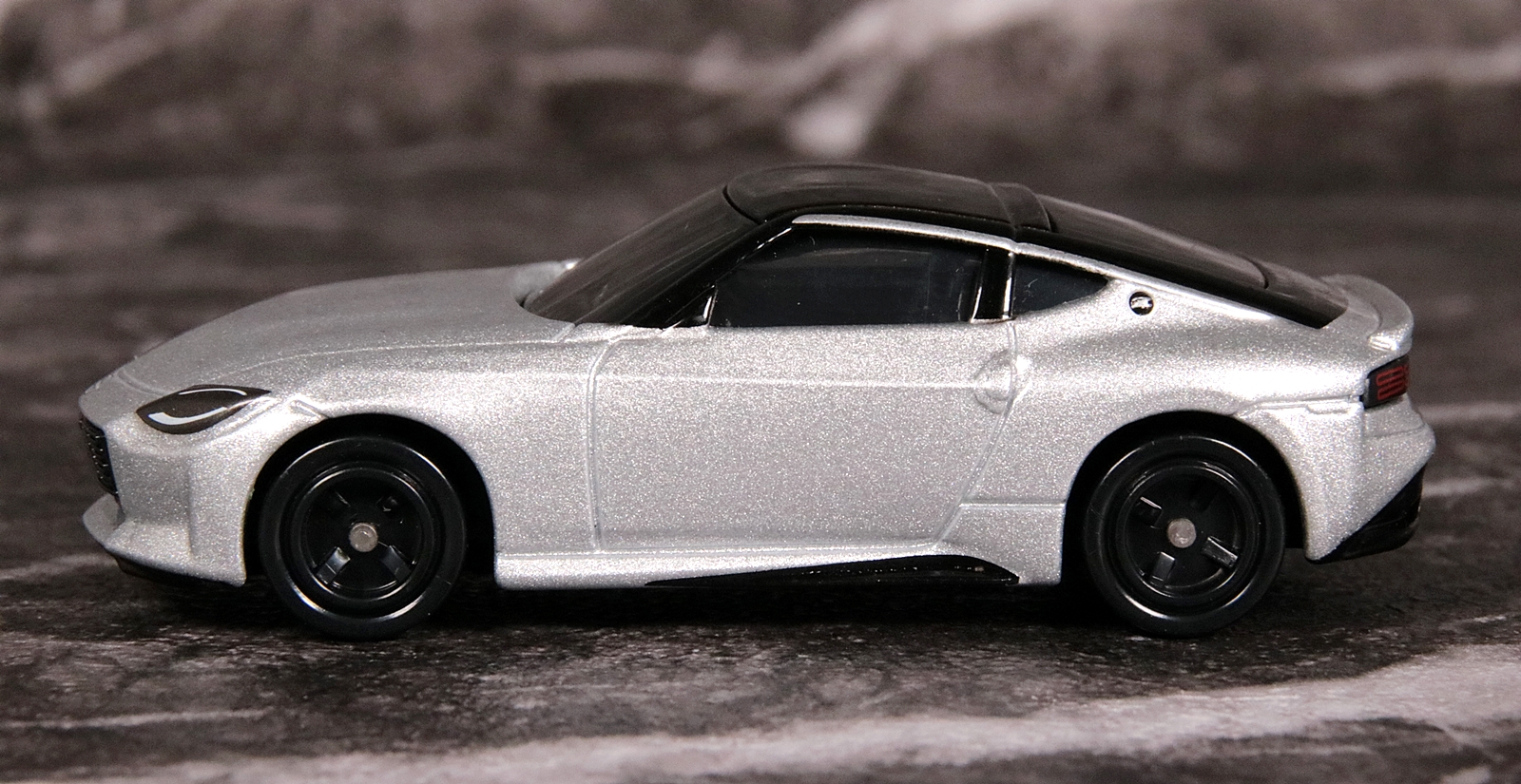 S30型がもつ特徴的なサイドシルエットが表現されているのが、トミカでも確認できる