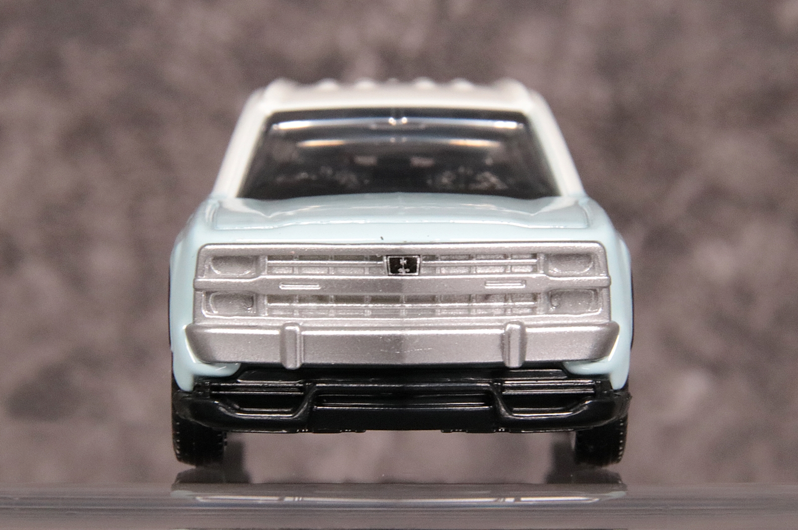 フロント。トミカならではの表現でフロントマスクの迫力を再現