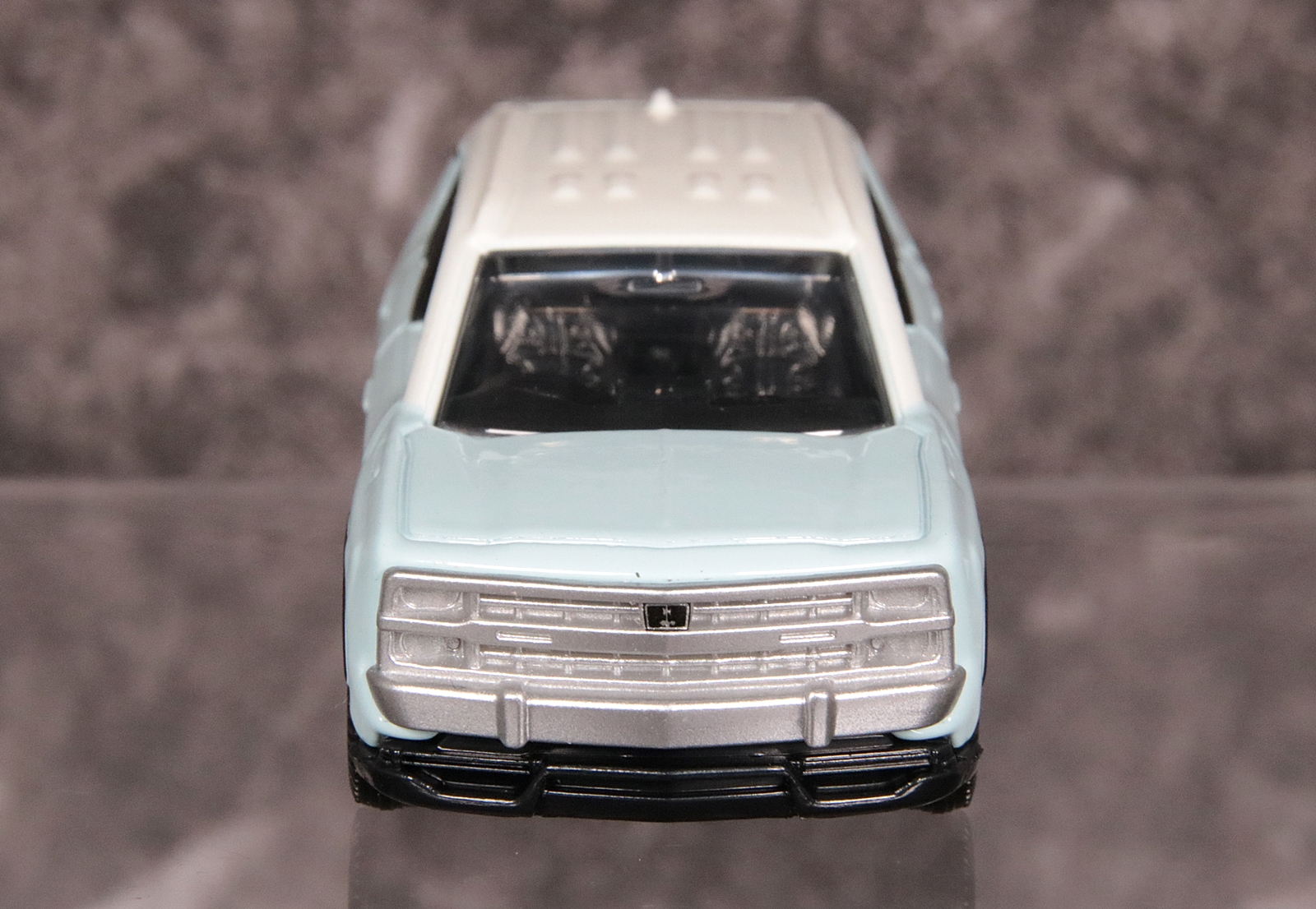 四角いヘッドランプ、四角いフロントグリル、四角いバンパー。古き良きアメリカンテイストだ