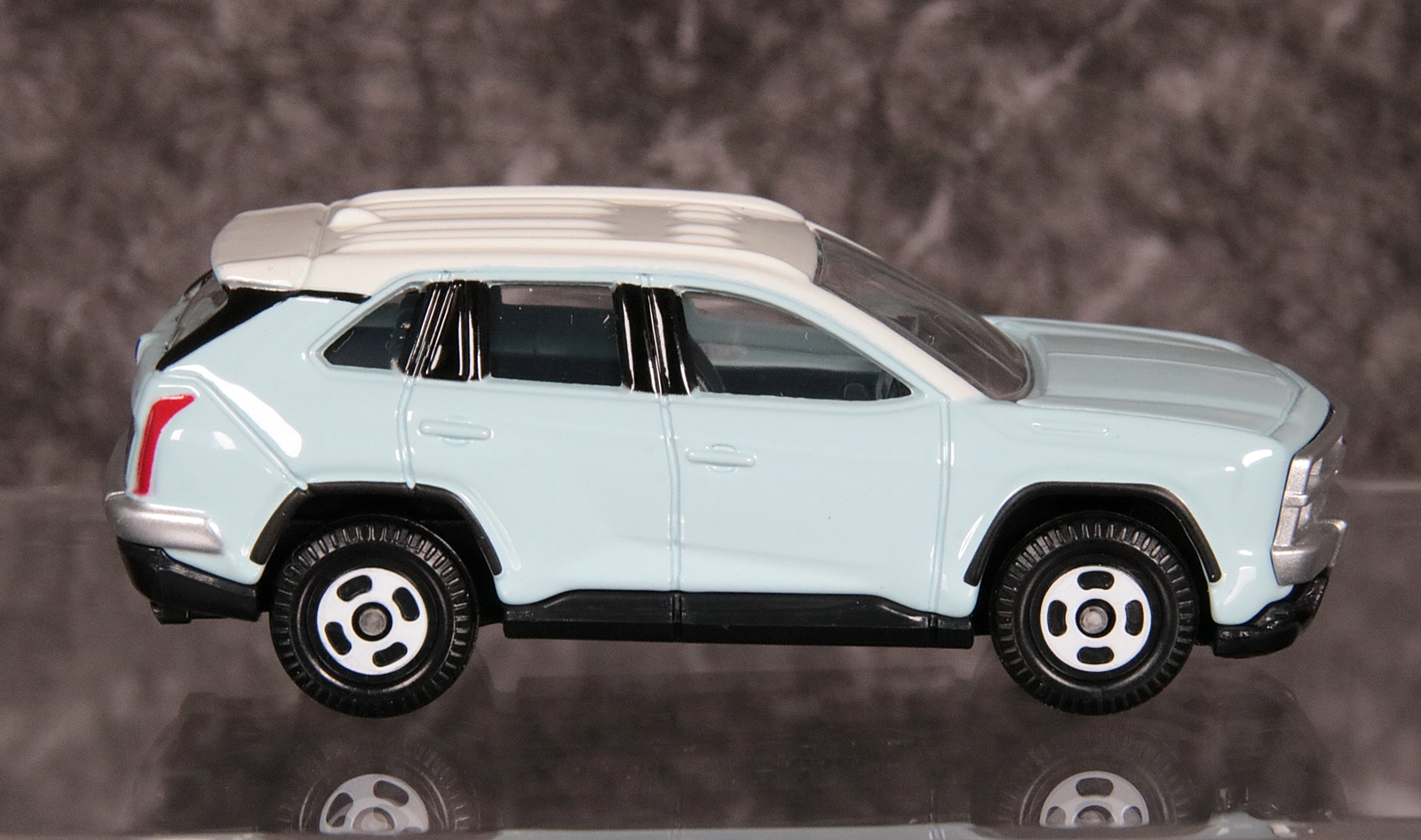 サイド。Cピラー後ろにあるクォーターガラスの複雑な形状も再現されている