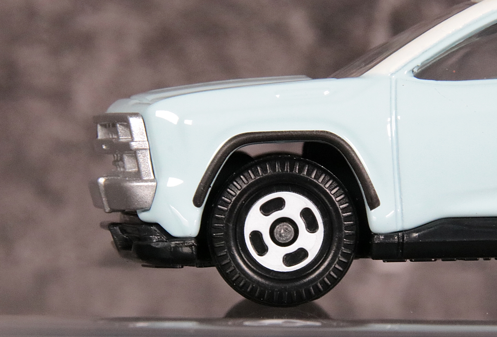 実車にはオプション装備されるヴィンテージ風のタイヤ＆ホイールをトミカらしく再現。白いホイールなのは実車の通りだ