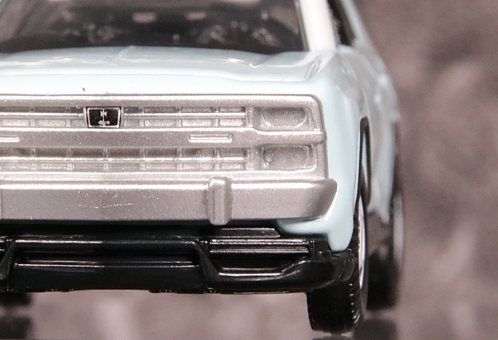 フロントグリルの造形は非常に細かい。光岡自動車のエンブレムもしっかり確認できる