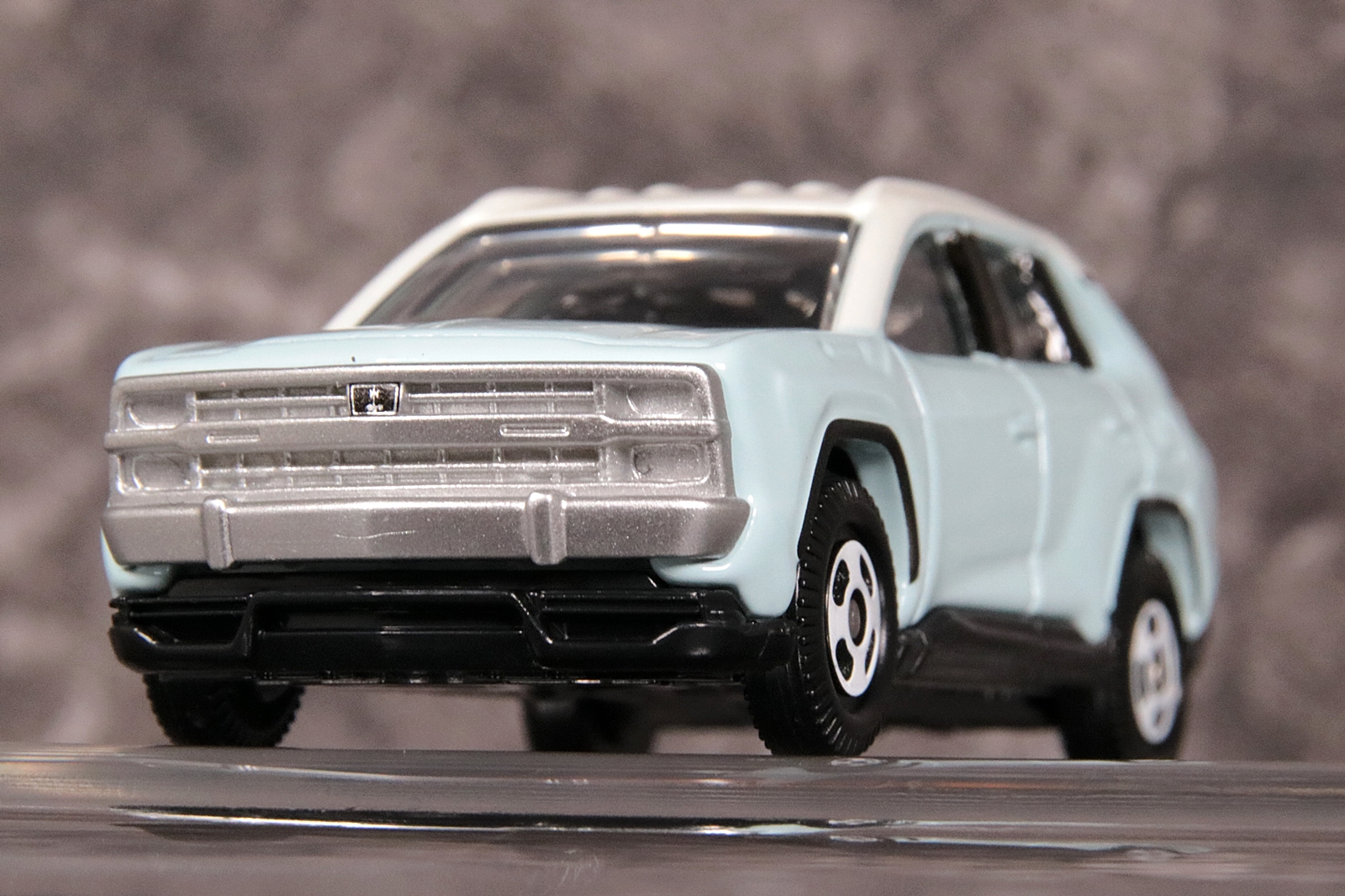 特徴的な角形4灯ヘッドライトにはクリアパーツは使用されていない