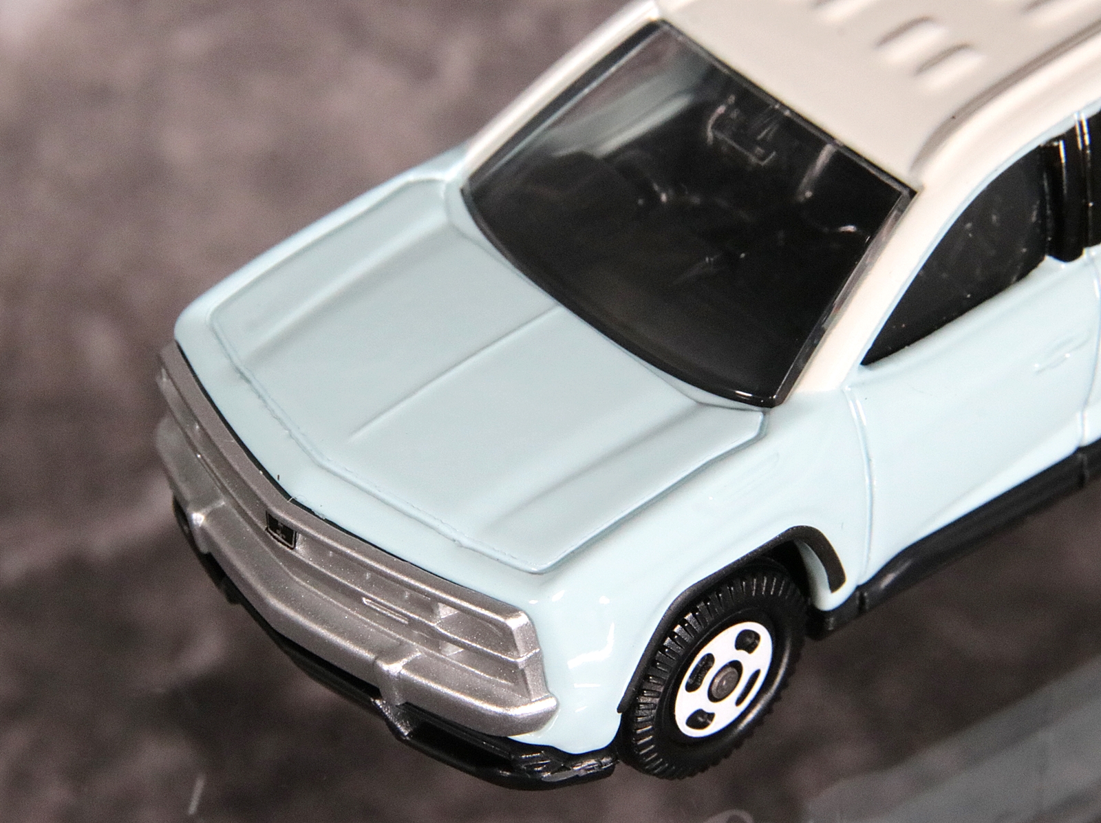 ボンネットの凹凸も再現。丁寧な仕上がりでいい感じ