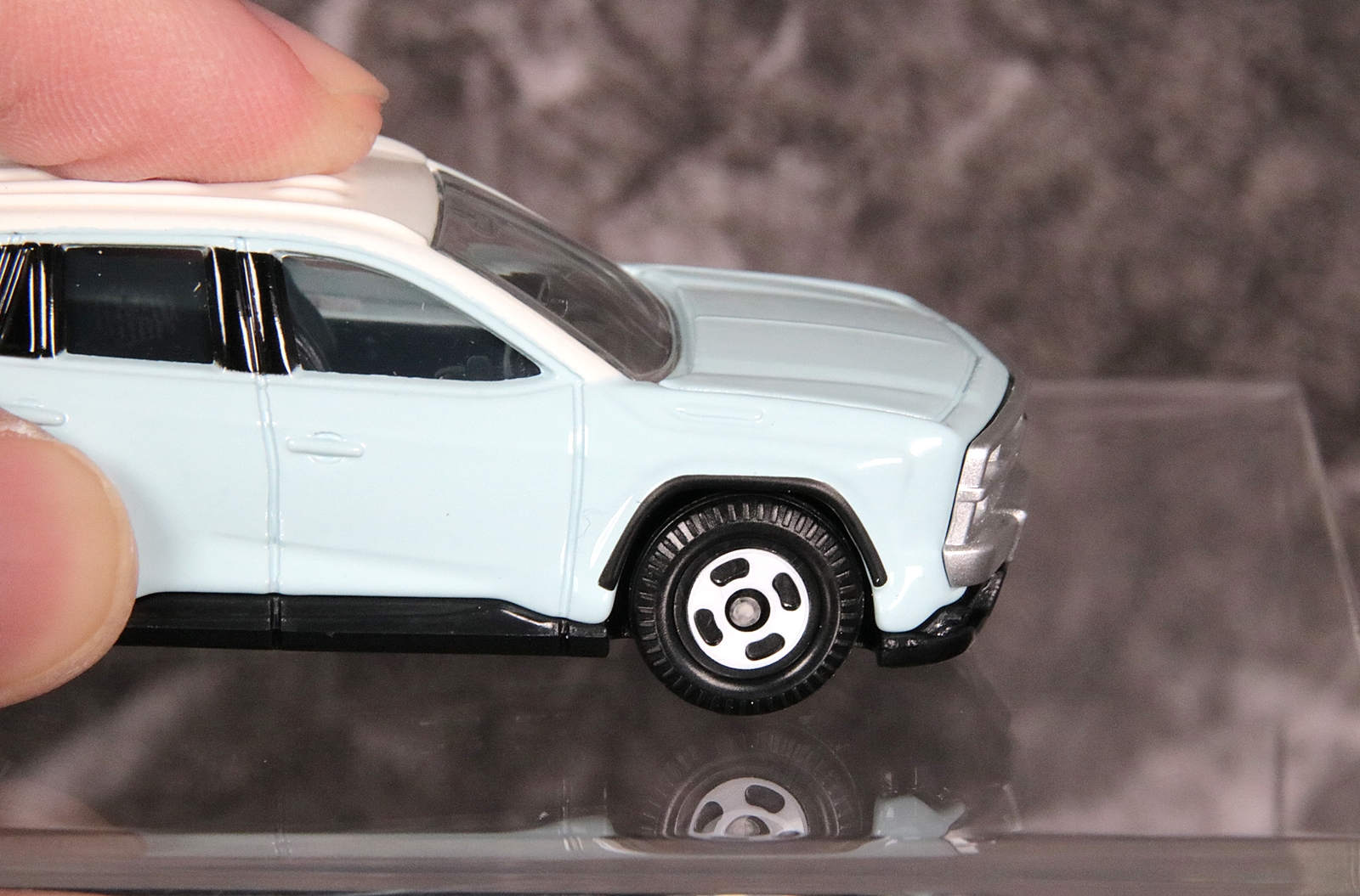 車高が高いSUVタイプなので押すと結構沈み込む