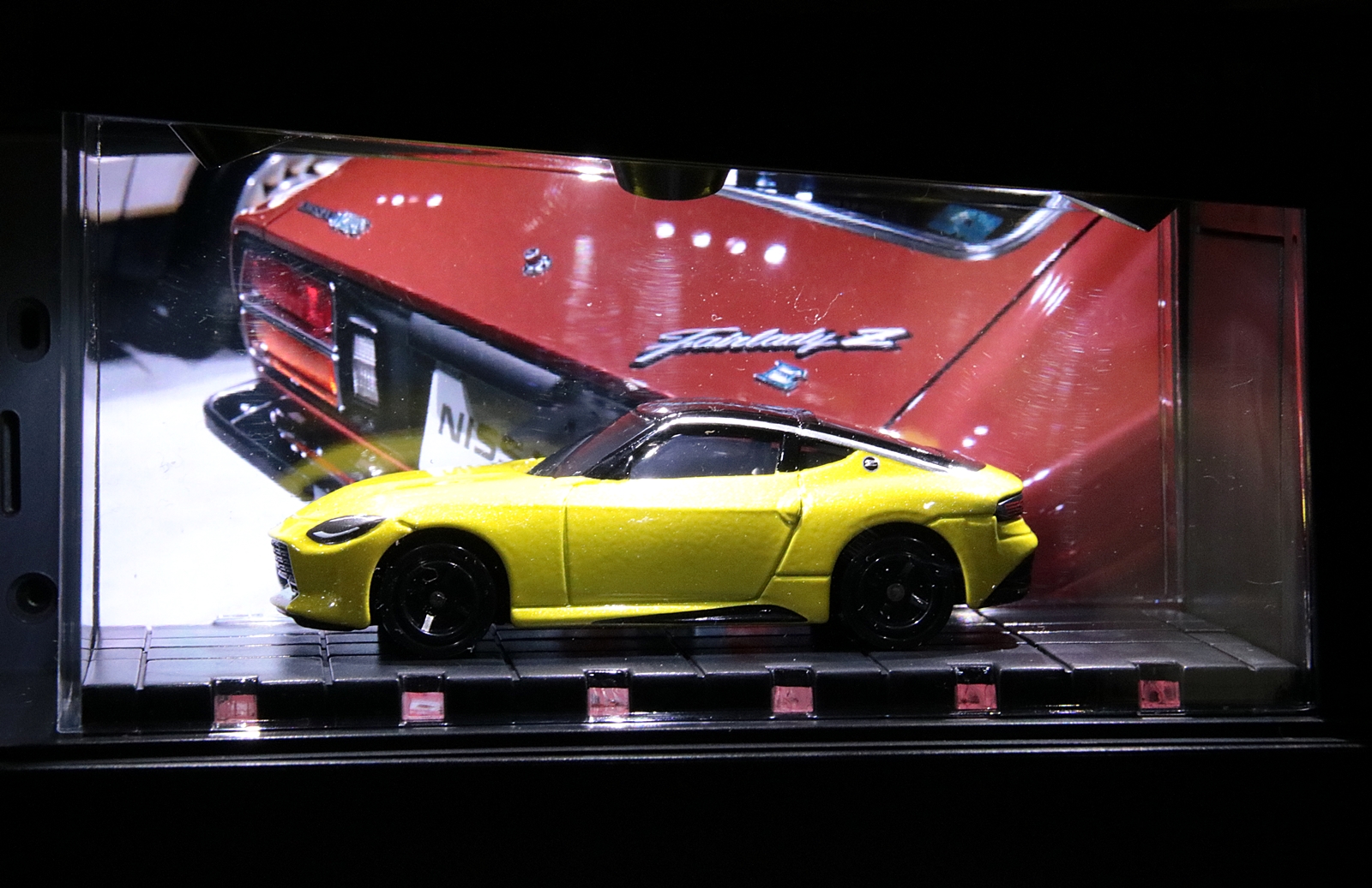 記事後半では「tomica ライトアップシアター」に飾ってみた