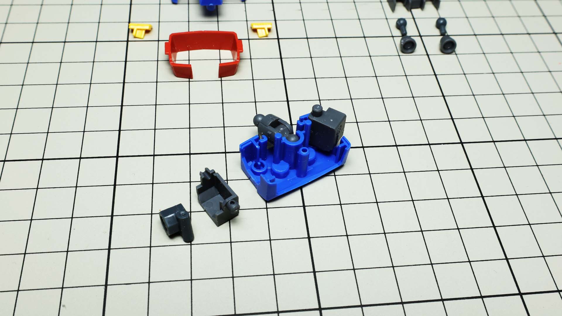 首は二重、肩は二軸関節を持つなどクラスを超えた設計