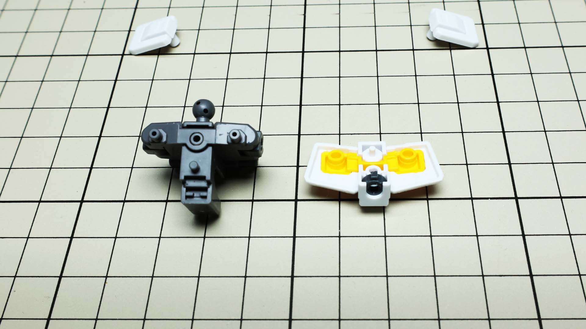 リアアーマーは裏から黄色のヘリウムコアを組み付けます