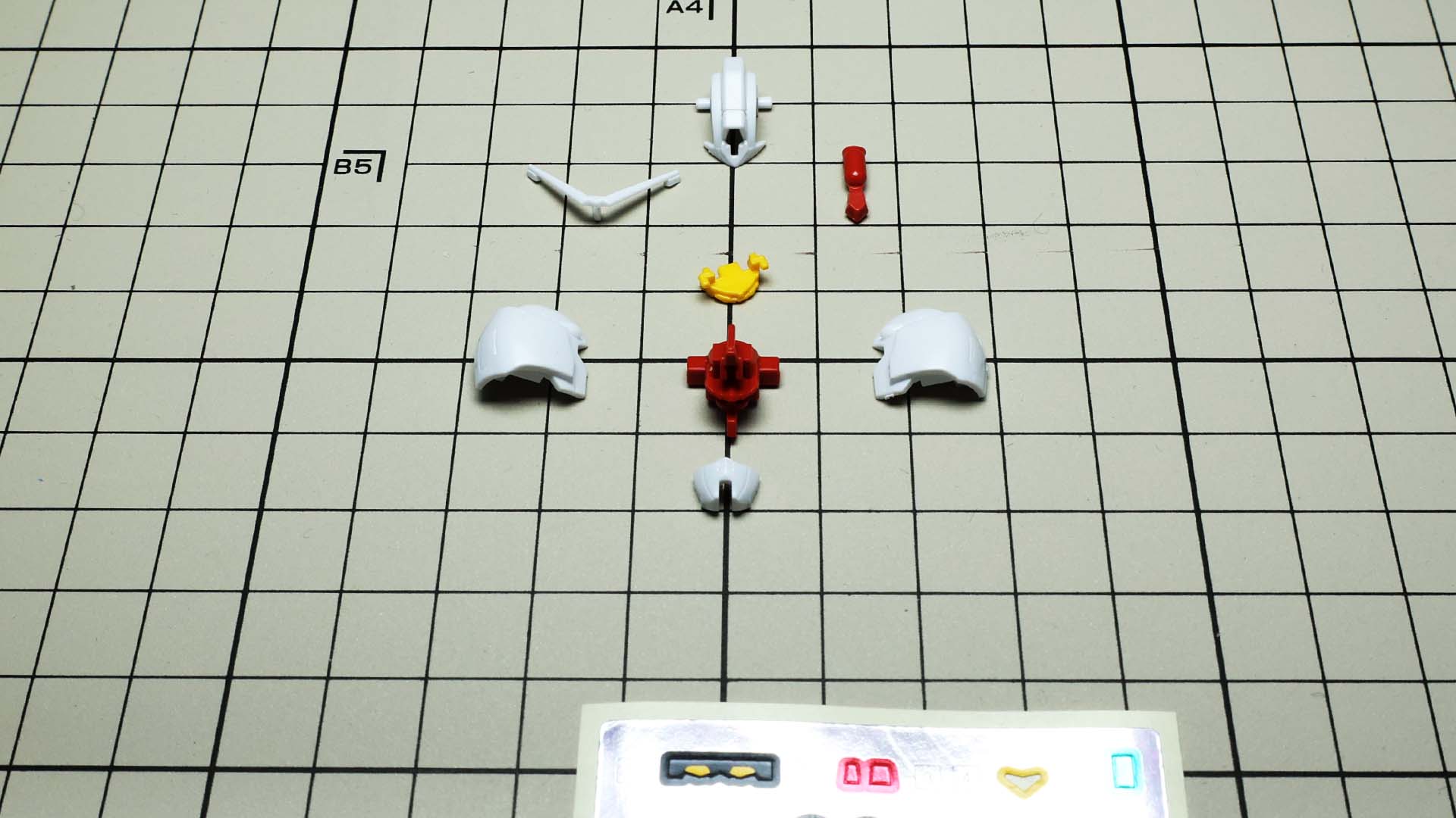 なかなかの細かさのパーツ群。額の赤いパーツは紛失防止のためランナーを残しています