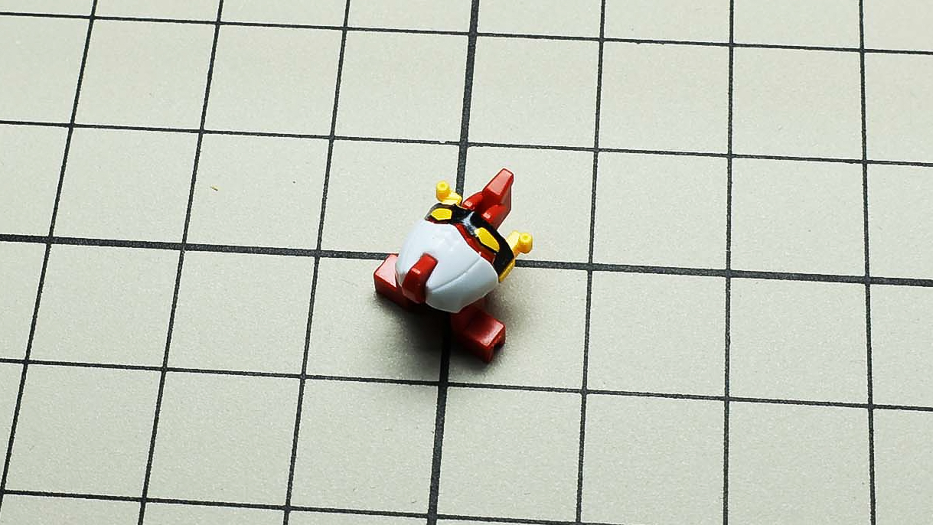 ツインアイのシールを貼り付けます