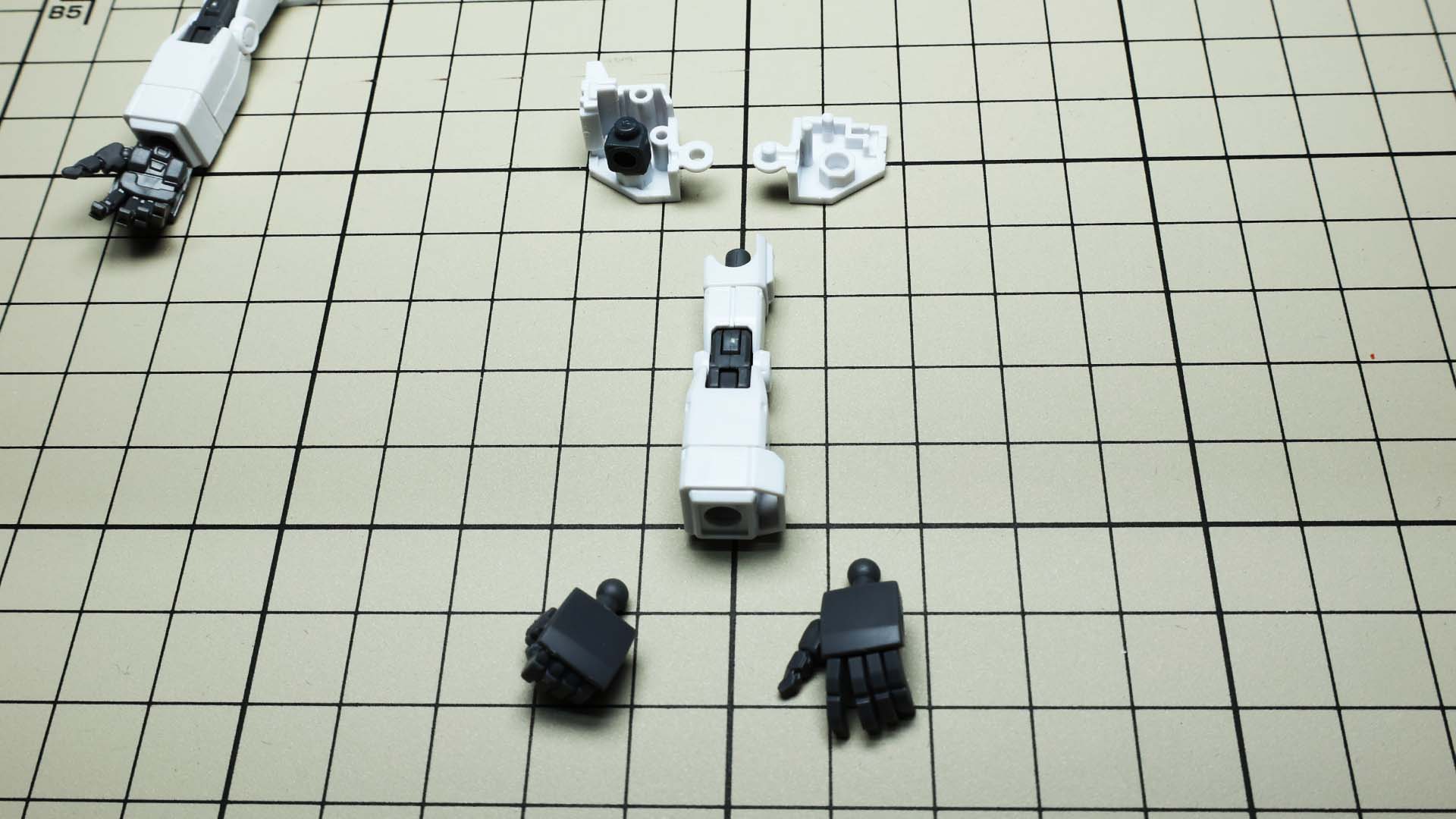 肩に中期型用パーツとポリキャップを挟み込みます