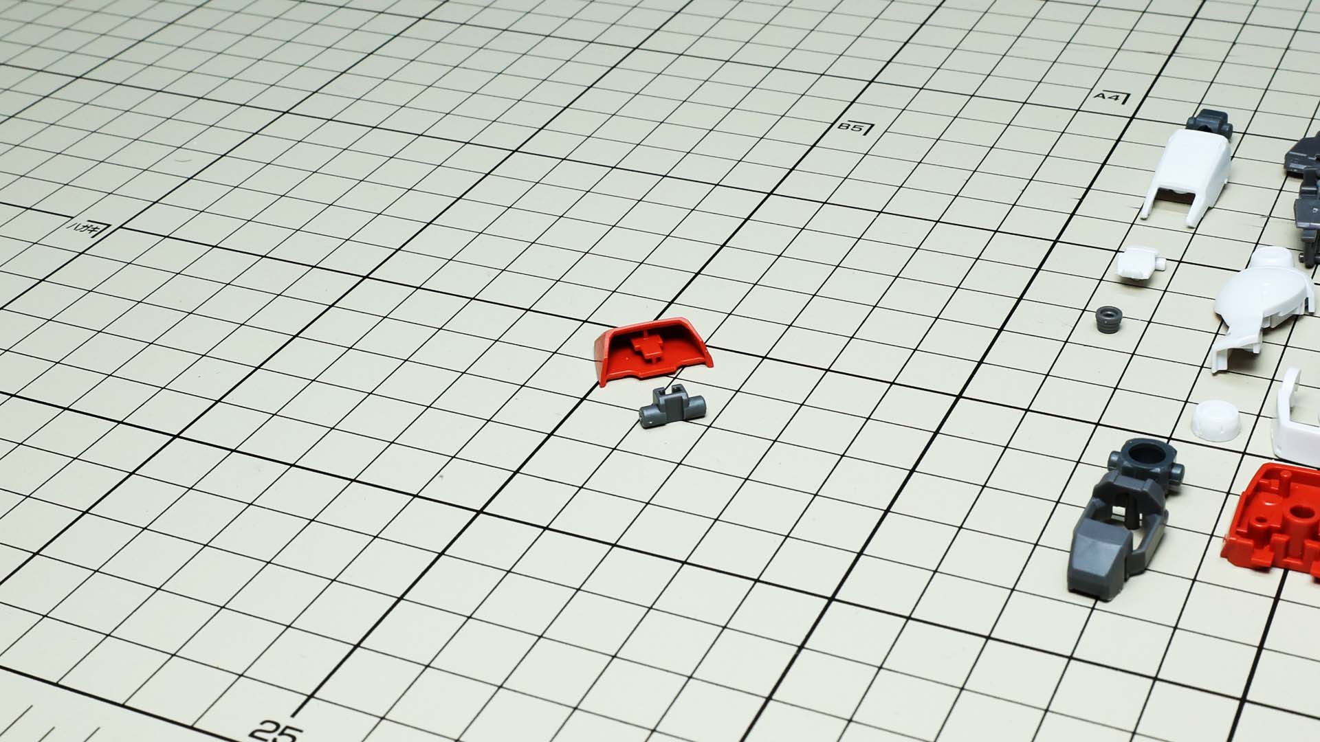 つま先にヒンジ状のパーツを組み込みますが方向を間違えられない工夫がされています