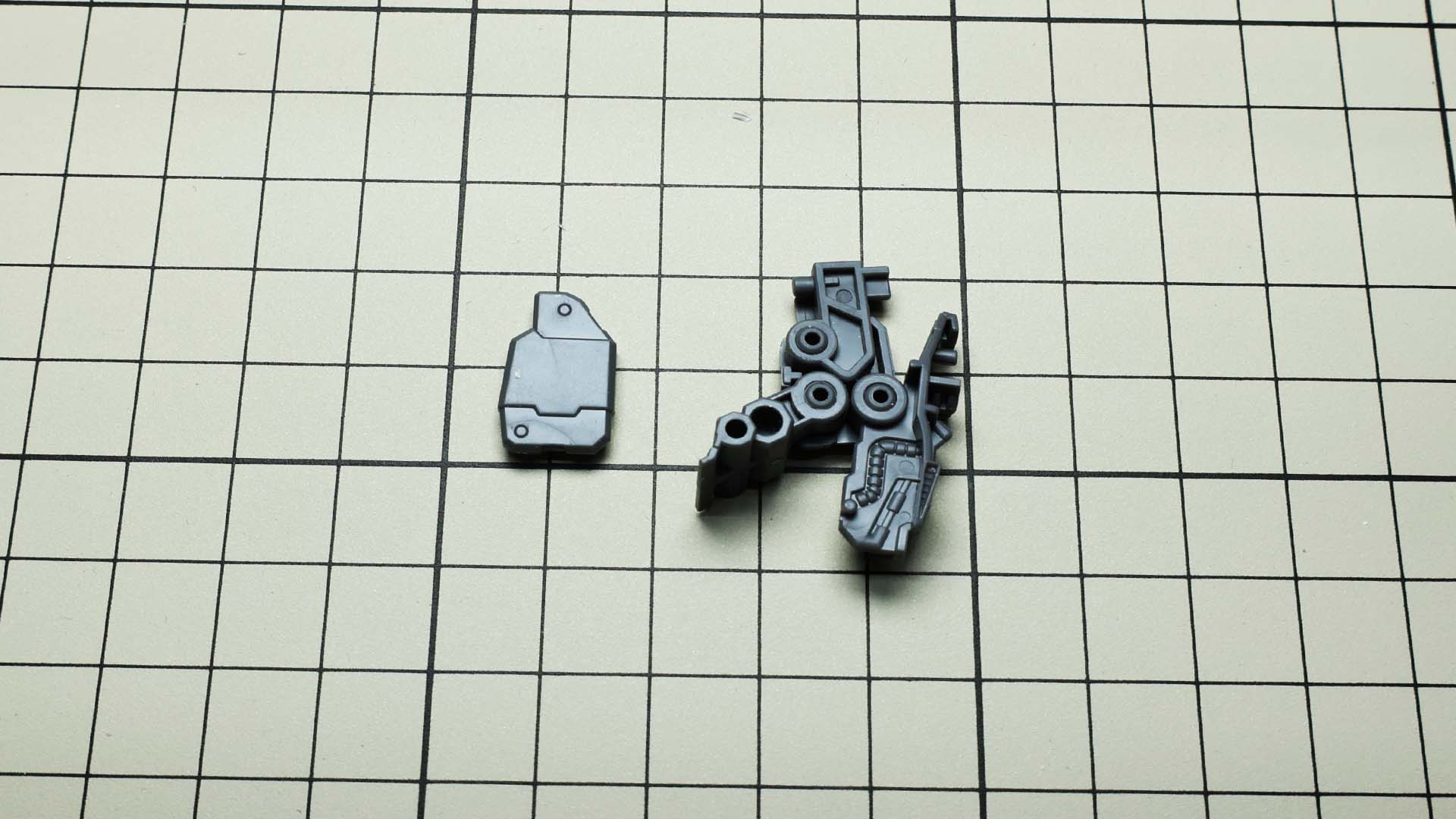 膝関節は三重ともいうべき構造で膝アーマーは別に動く構造です。すごい！