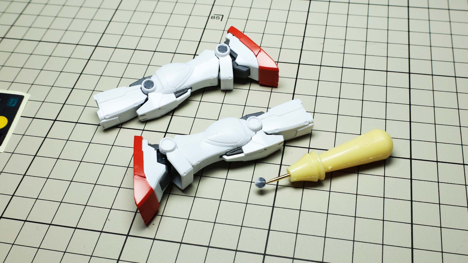 脚の丸モールドにもディテールアップシールを貼り付けます