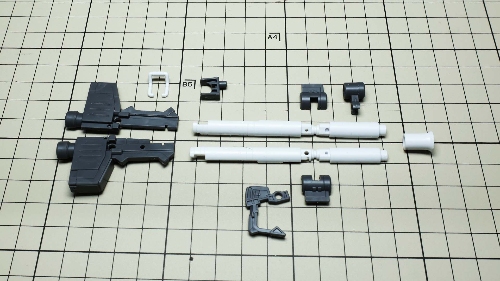 ハイパーバズーカは2色構成でグリップも可動するなど完成度が高いです