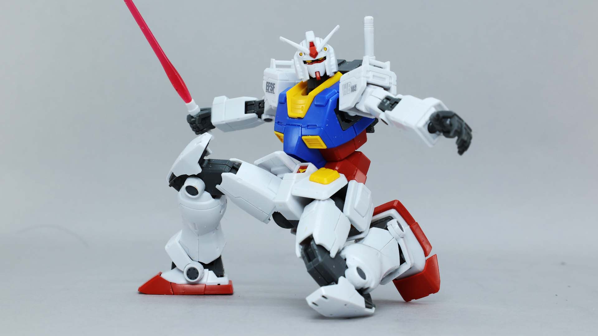 股関節と腹部の多重関節でスキのないポージングが可能