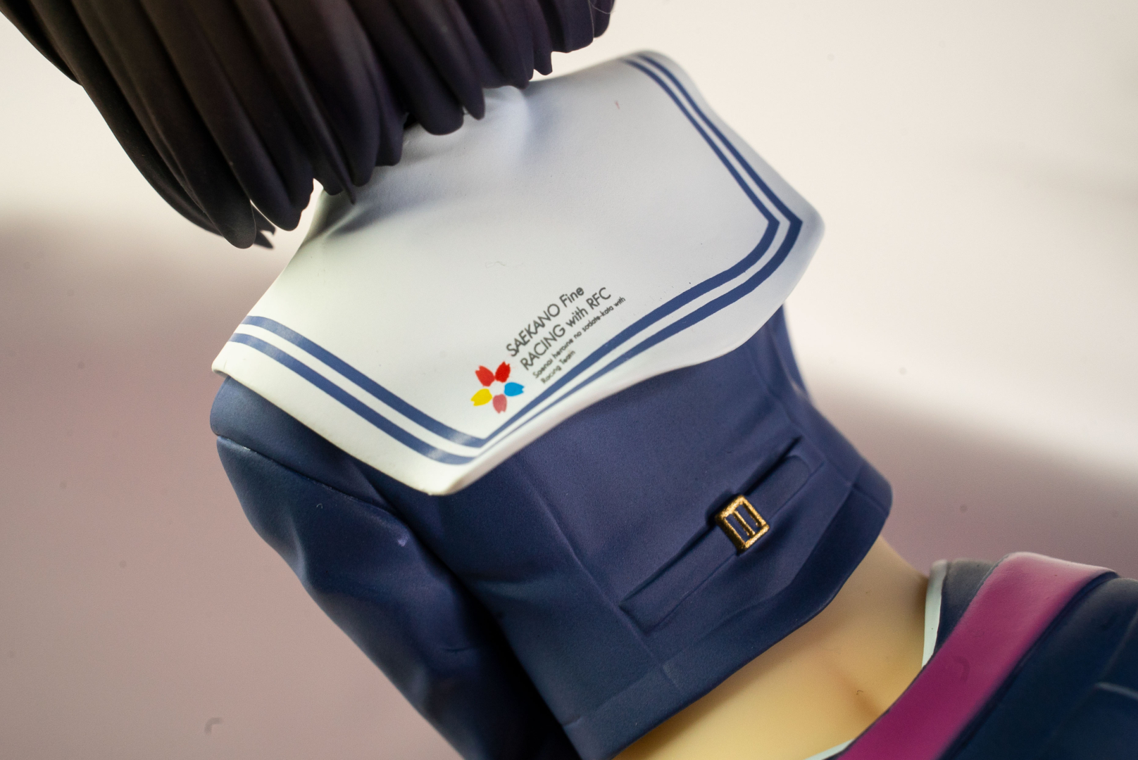 襟の部分のなびきかたや、バストからウエストにかけての制服のシワ表現がイイ感じ