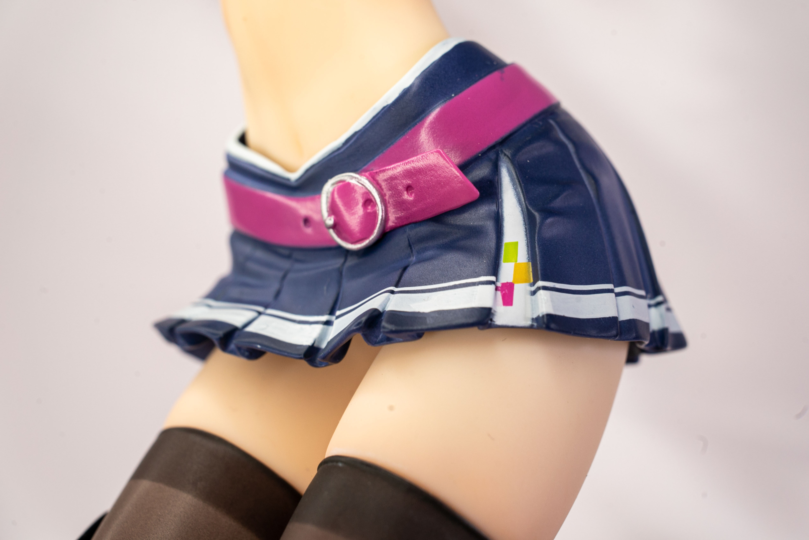 躍動感溢れるスカートの造形。ウエスト部分のスキ間も加藤のプロポーションの良さを表現している