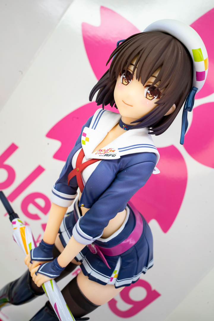 パッケージの保護用紙を背景にポスカ風に撮影してみた。こんなお遊びも楽しい