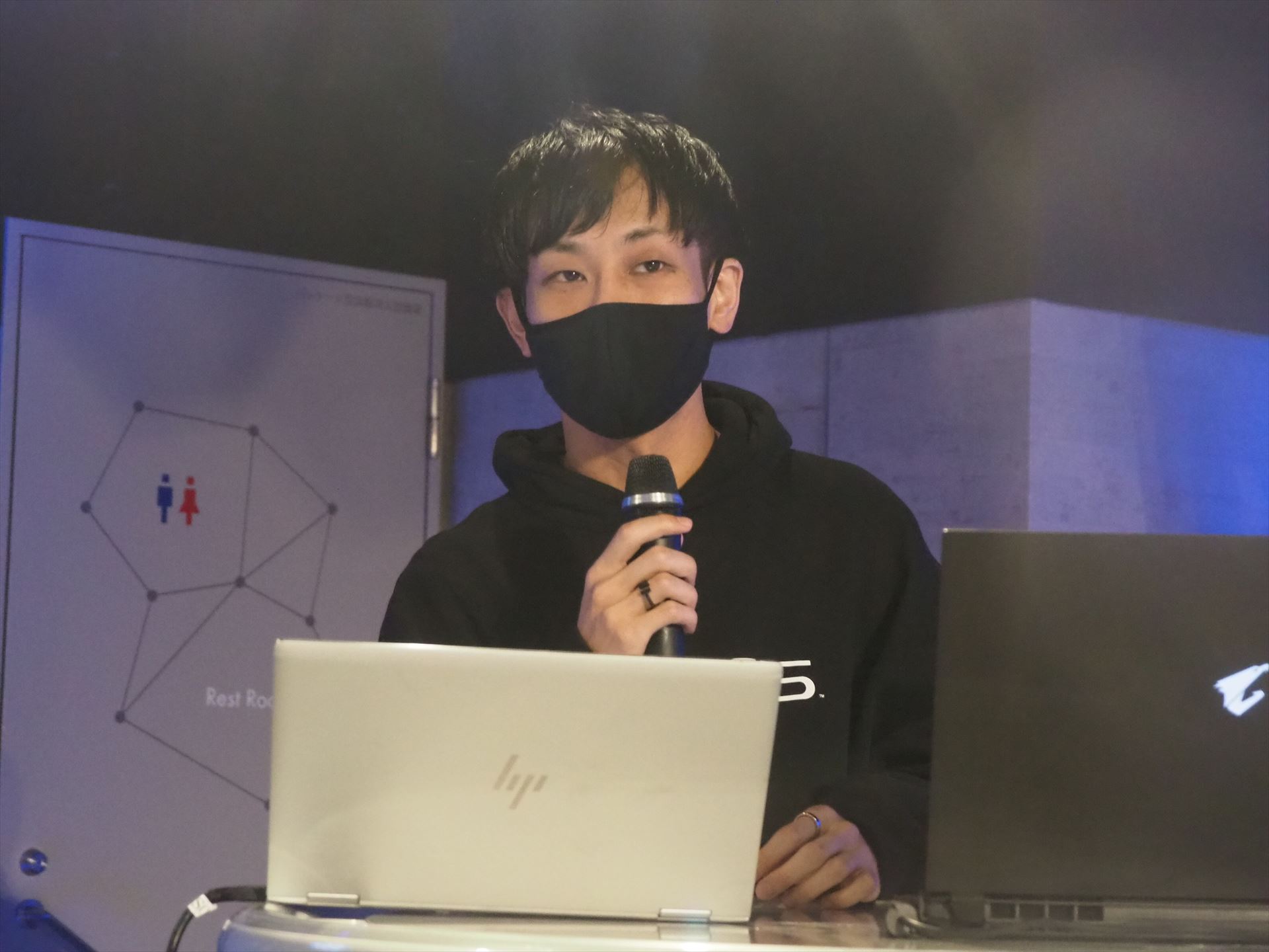 続いて、開発を担当したambrの西村拓也CEOがマジック VRアート展のメイキングを解説した