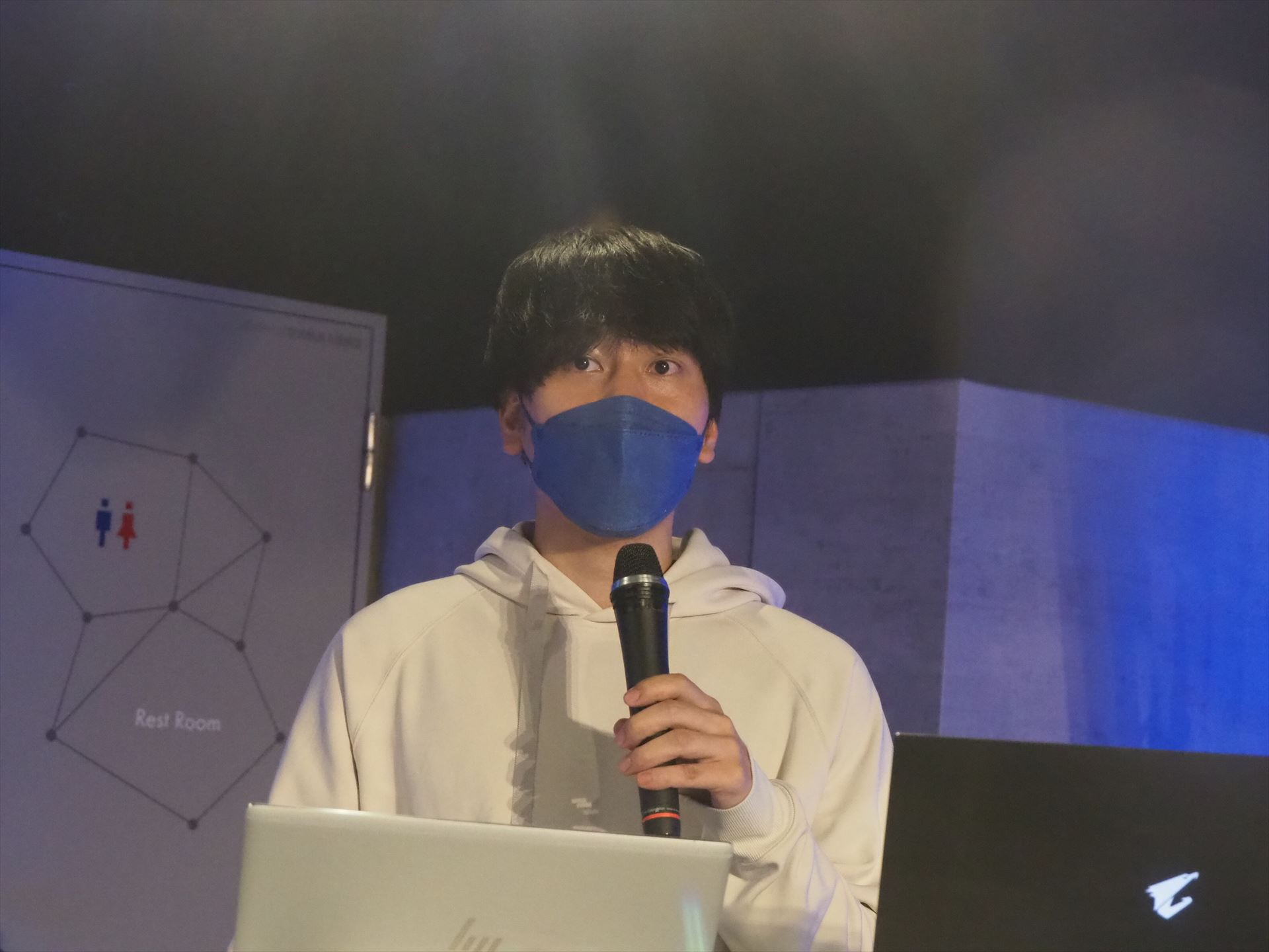 最初にウィザーズ・オブ・ザ・コーストの西岡英智氏がマジック VRアート展開催について説明を行った