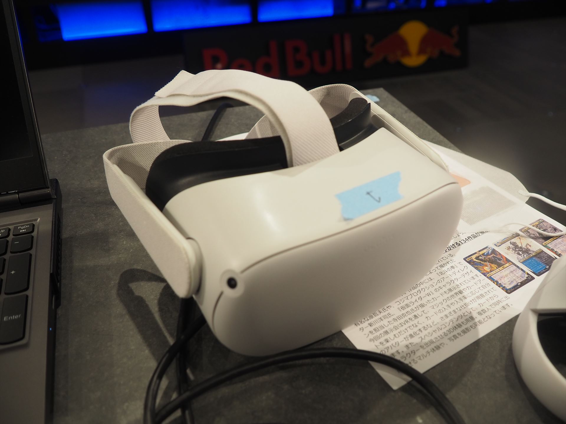 VR HMD「Meta Quest 2」。単体でも動作するが、今回はゲーミングノートPCと接続して利用していた
