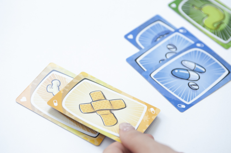 「VSウイルス！」のカードには文字がなく、イラストとアイコンのみ。ルールも簡単なので、子供からお年寄りまで年齢を問わず一緒にゲームが楽しめる