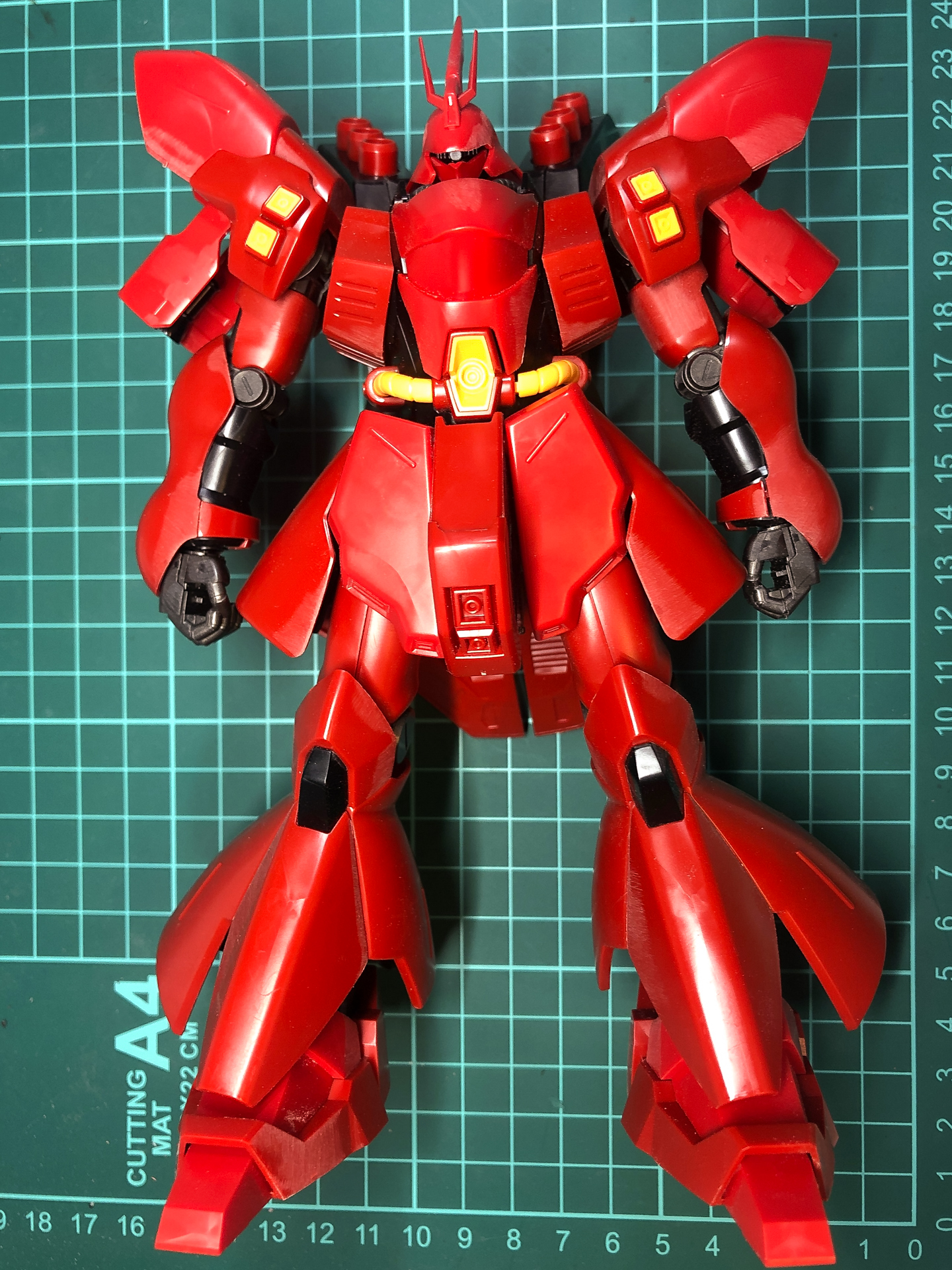 仮組を行ったサザビー。「逆襲のシャア」のMSは大柄な機体が多いためHGながら十分なサイズ感があります。