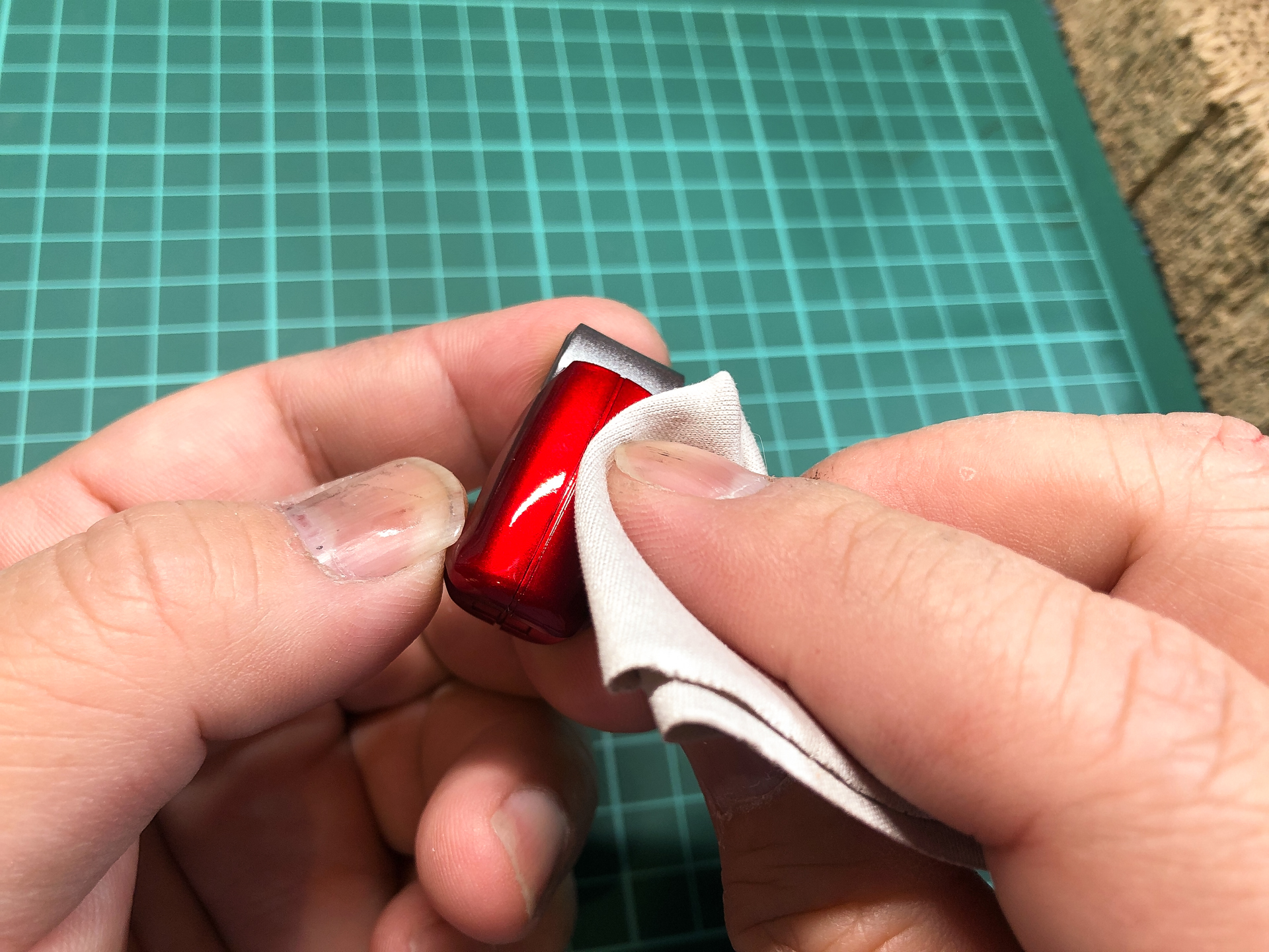 コーティングポリマーは柔らかい布に適量しみこませ、塗装面を磨いていきます。