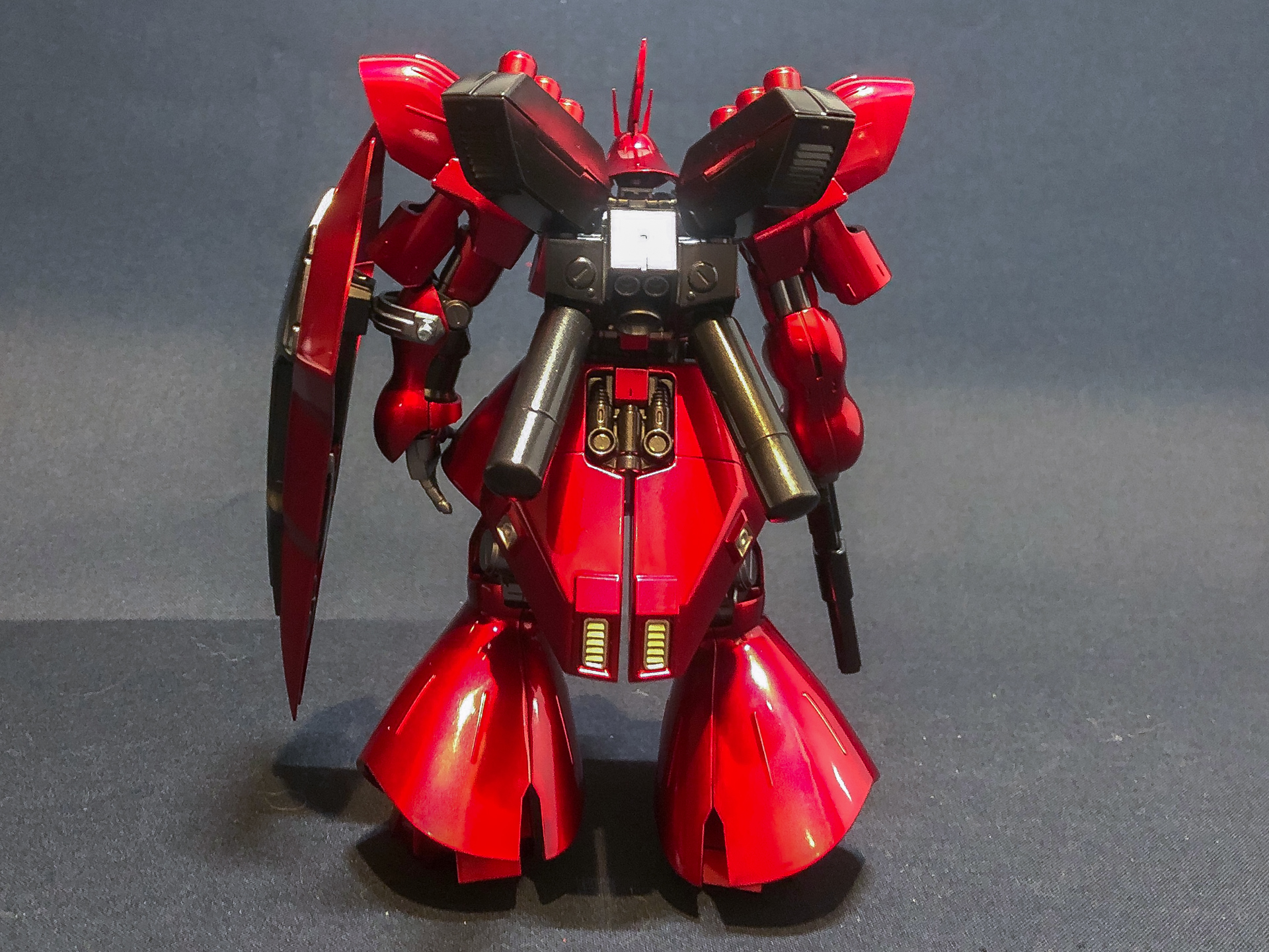 素立ちの状態で四方から撮影してみました。サザビーの造形のカッコよさもありますが輝くメタリックレッドがとても美しいです。